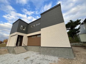 タイルデッキのある完全分離型二世帯住宅